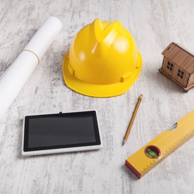 casco, tablet, planos y otras herramientas de constructor